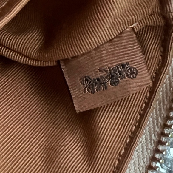 Coach signature. Beige and  white leather zip round wristlet - Picture 11 of 11